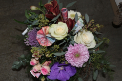 Blumenstrauss in rosa weiss violett mit Geldscheinen integriert (abgeholt im Laden am 10. Dezember 2015)