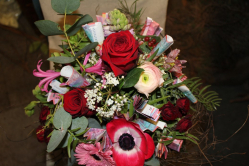 Blumenstrauss rot rosa mit Geldscheinen (abgeholt im Laden am 7. März 2015)