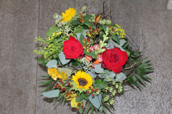 Blumenstrauss mit roten Rosen herbstlich
