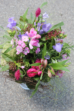 Natürlicher Blumenstrauss rosa violett (ausgeliefert in Grosshöchstetten am 8. Juni 2015)