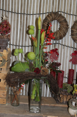Blumengesteck rot (ausgeliefert in Grosshöchstetten am 16. Dezember 2015)