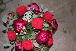 Blumenstrauss rot mit Pfingstrosen und roten Rosen (ausgeliefert in Rüfenacht am 7. Juni 2014)