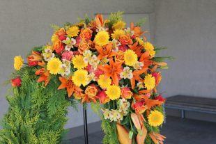 Bouquetkranz gelb-orange rot assymetrisch Preis inkl. Schleife 350.- (27. April 12)