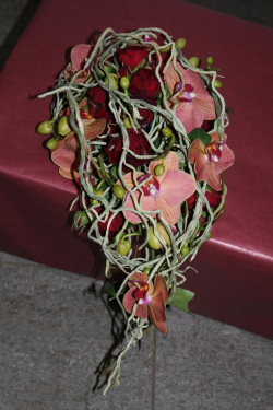 Brautstrauss in Tropfform. Mit Polianta Rosen und Phalaenopsisblüten Preis 180.- (4. Mai 12)