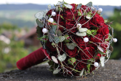 Brautstrauss mit roten Rosen (abgeholt im Laden am 18. Juni 2016)