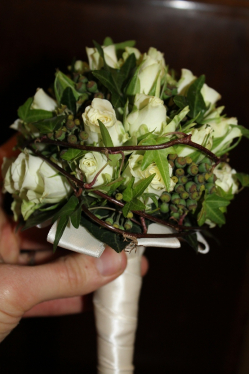 Brautstrauss weiss mit poliantha Rosen (abgeholt im Laden am 26.10.12)
