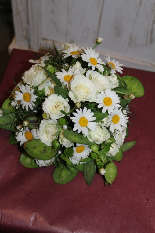 Weisser Brautstrauss mit amrgriten und Poliantharosen