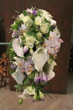 Brautstrauss weiss violett hängend (abgeholt im Laden am 19. April 2014)