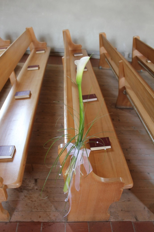 Weisse Calla mit Bärengras als Bankschmuck