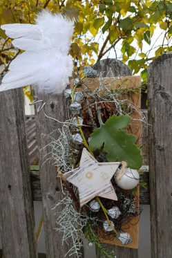 DIY-Deko-Idee-fuer-dei-Wand-selber-basteln-Winterdeko-auf-Holzbrett.png