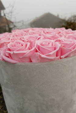 DIY-Deko-Idee-mit-stabilisierten-rosa-Rosen-selber-machen-Deko-Idee.png