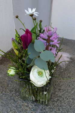 Deko-Idee-Fruehling-Fruehlingsblumen-im-Glas-arrangiert.png