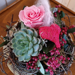 Deko-Idee-Fruehling-rosa-mit-Naturmaterialien.jpg