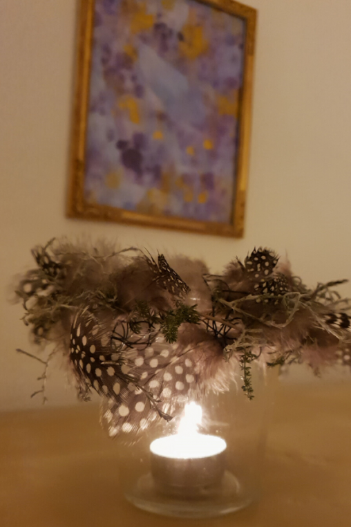 Deko-Idee-mit-Federn-DIY-ANleitung-Fruehling.png