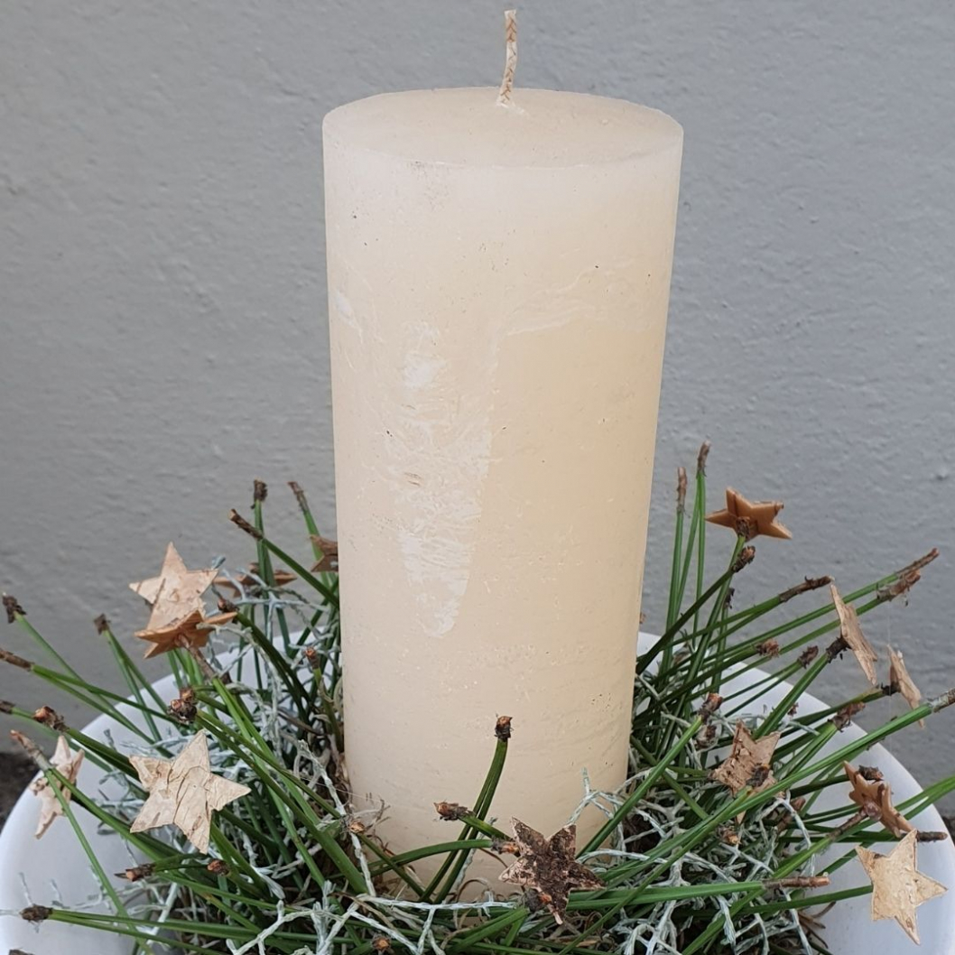 Deko-Inspiration-Weihnachten-mit-einer-Kerze-in-weiss.jpg