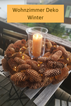 Deko-Inspiration-Wohnzimmer-Deko-Idee-Rustikal-DIY-Anleitung-Tannenzapfenkranz.png