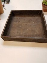 Kleine braune Holzkiste in der passenden Herbstfarbe