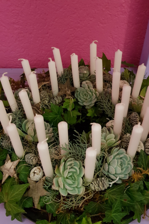 Der-andere-Adventskalender-24-Kerzen-auf-Adventskranz-Idee-selber-machen.png