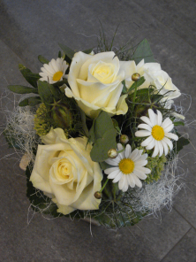 Einfacher Brautstrauss weiss mit Rosen und Margriten