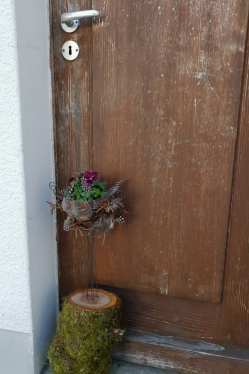 Eingangstuere-Dekorieren-Aussen-Deko-mit-Naturmaterialien-DIY-Anleitung.png
