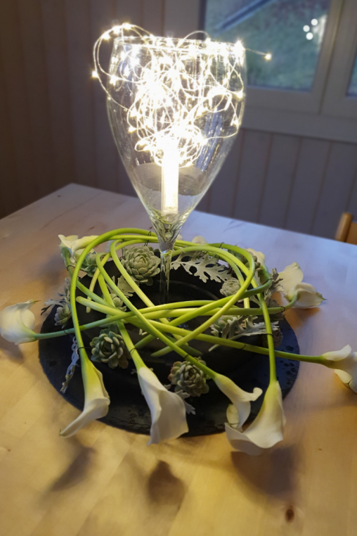 Elegante-runde-Tischdekoration-weisse-Calla-Blueten.png