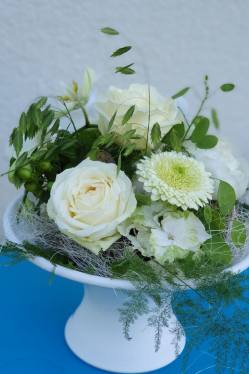 Elegantes-Blumengesteck-als-Tischdekoration-selber-machen.jpg