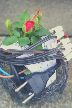 Elektroschrott--Rose-zu-exklusiver-Tisch-Deko-verarbeiten-Selber-machen.png