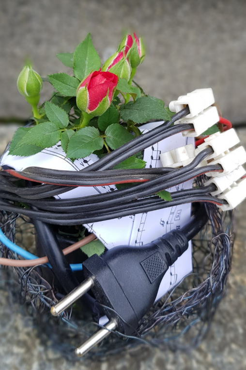 Elektroschrott--Rose-zu-exklusiver-Tisch-Deko-verarbeiten.png