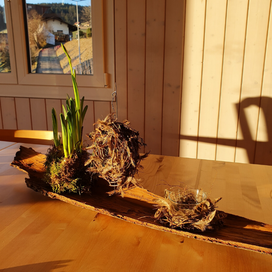 Esszimmer-Tisch-dekorieren-Fruehling-DIY-Anleitung-Holz-Dekoration-mit-Naturmaterialien.png