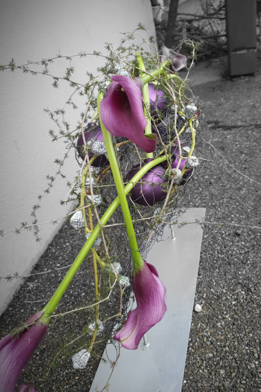 Exklusive-Dekoration-mit-violette-Calla-Blueten.png