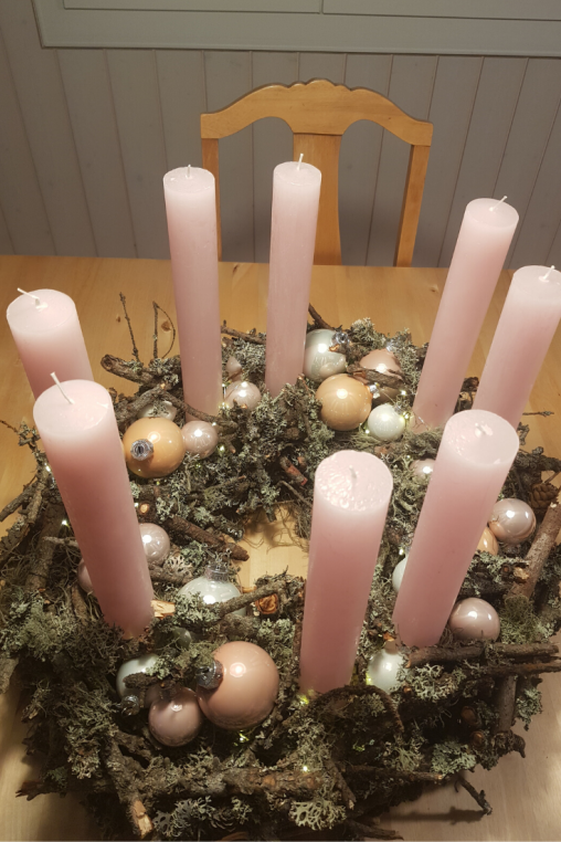 Exklusiver-Adventskranz-mit-8-Kerzen-Deko-Idee-Tischdekoration-Advent-Adventsfloristik-DIY-Anleitung.png