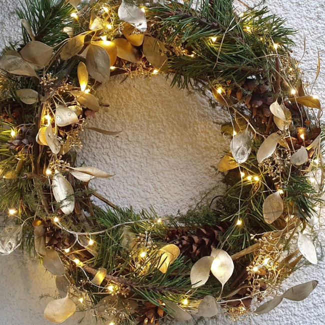 Kranz mit einer Lichterkette für eine tolle Weihnachtsdeko selber machen