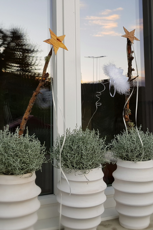 Fesnterbank-Deko-aussen-Weiss-Winter-Dekoration-Silberdraht-Pflanze.png