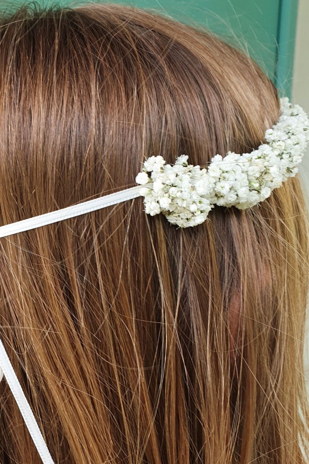 Frisur-Hochzeit-Blumenkraz-selber-amchen-Schleierkraut-weis.jpg