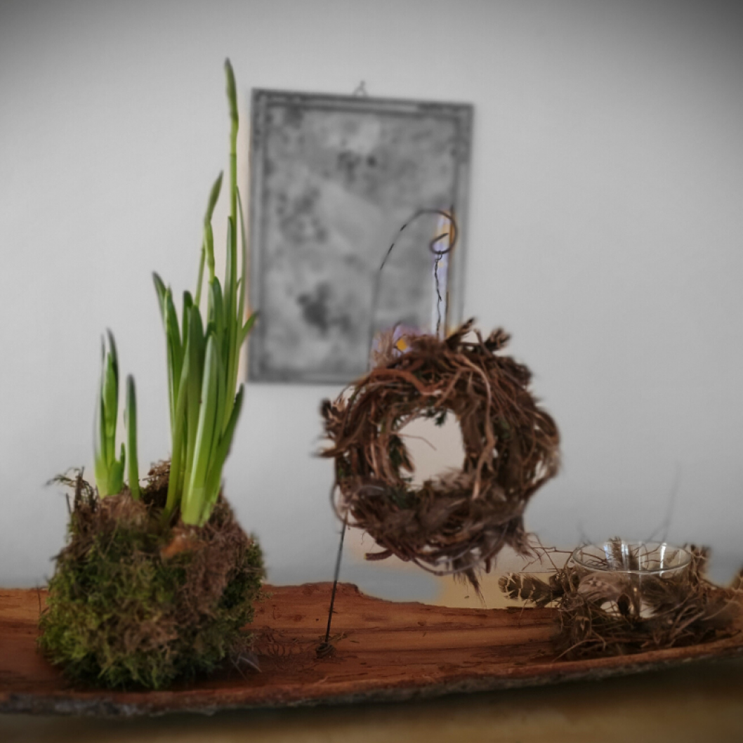 Fruehlings-Dekoration-auf-einer-Holzrinde-DIY-ANleitung.png