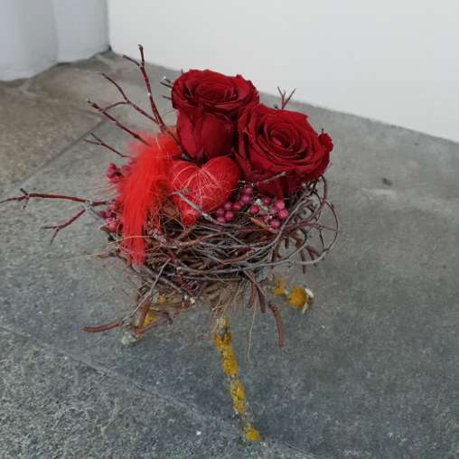 Fruehlings-Dekoration-mit-stabilisierten-Rosen-Pflegeleicht-DIY.png
