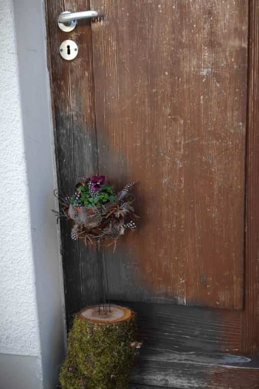 Fruehlings-Dekoration-vor-der-Tuere-selber-machen-Naturdeko-idee.png