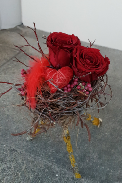 Fruehlingsdeko-Idee-3-Bein-Stabilisierte-Rosen.png