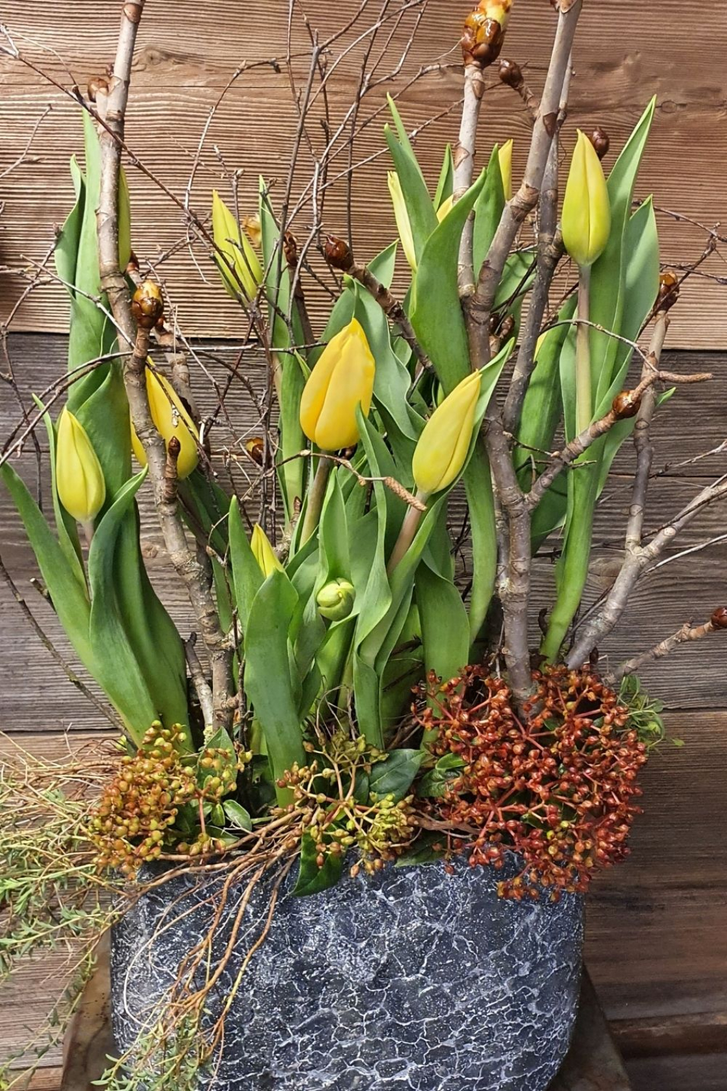 Fruehlingsdekoration-mit-gelben-Tulpen-zum-selber-machen.jpg