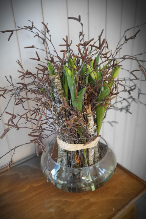 Fruehlingsdekoration-mit-tulpen-und-Holz.png