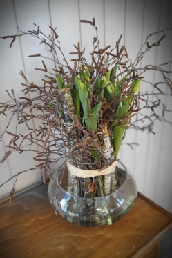 Fruehlingsdekoration-mit-tulpen-und-Holz.png