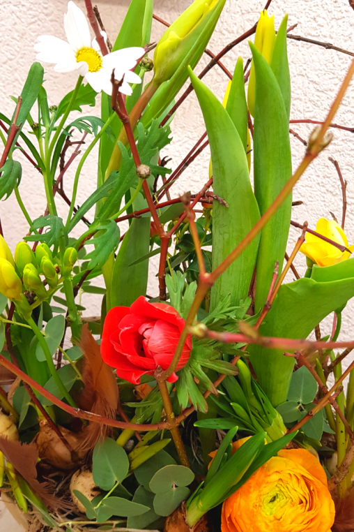 Fruehlingsgesteck-DIY-Blumengesteck-selber-machen.png