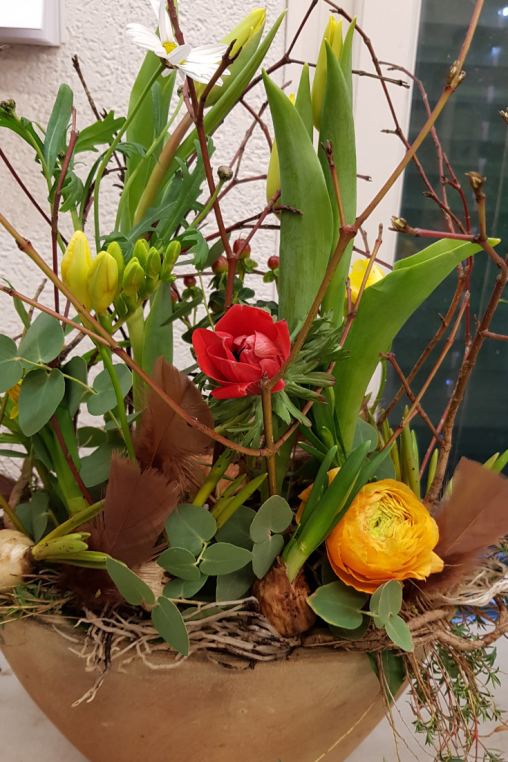 Fruehlingshaftes-Blumengesteck-DIY-ANleitung-zum-selber-machen-Mix-Topfzwiebeln-und-schnittblumen.png