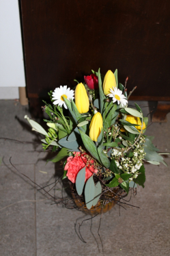 Frühlingsstrauss mit gelben Tulpen (abgeholt im Laden am 25. Januar 2013)