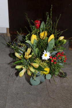 Frühlingsstrauss mit gelben Tulpen (abgeholt im Laden am 25. Januar 2013)