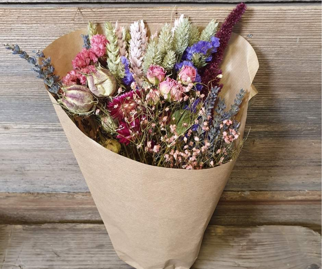 Geburtstagstorte-mit-frischen-Blumen-selber-machen-1.jpg