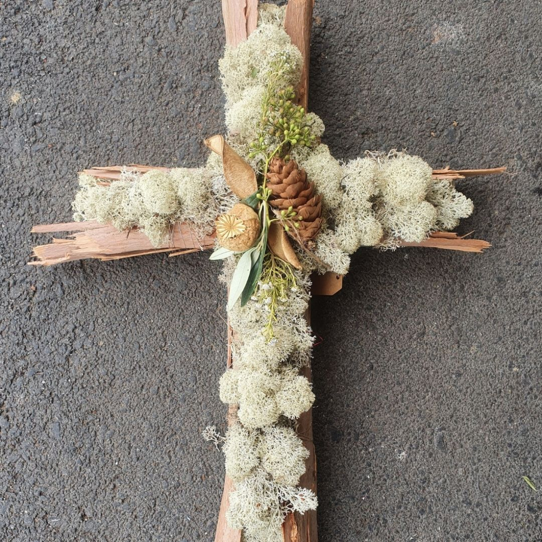 Gedenkfloristik-Kreuz-fuer-Grabstaette-selber-machen.jpg