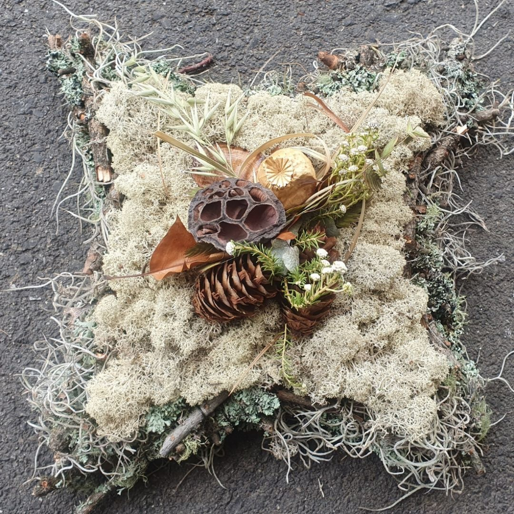 Gedenkfloristik-mit-Islandmoos-Kissen-aus-Trockenmaterialien-Winter-Deko-Idee-DIY.jpg