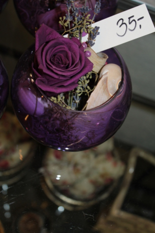 Violette gefriergetrocknete Rose in rundem Glas