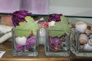Gefriergetrocknete Rose violett in Glas